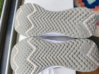 Zapatillas Nike Blancas y Plateadas