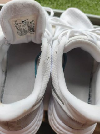Zapatillas Nike Blancas y Plateadas
