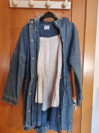 Abrigo vaquero con capucha y cintura ajustable
