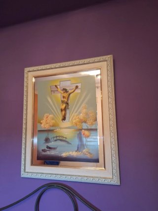 Cuadro religioso con marco dorado