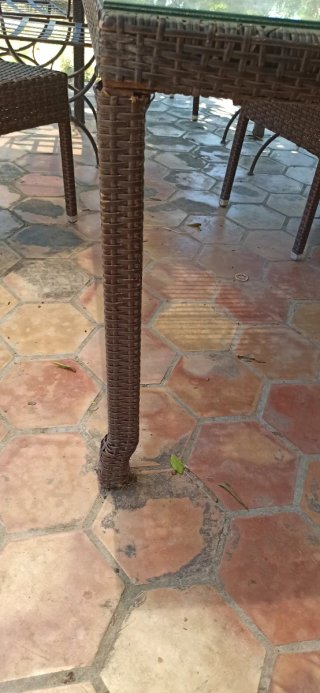 Tavolo da giardino in vetro e rattan