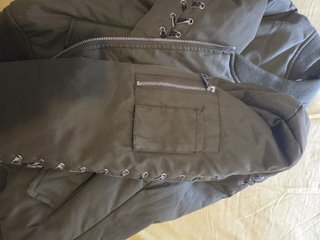 Cazadora Bomber verde militar con cordones