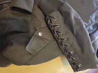 Cazadora Bomber verde militar con cordones