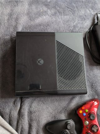 Xbox 360 Negra con Accesorios y algunos juegos.