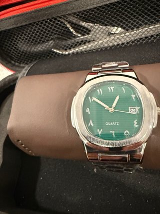 Reloj de pulsera plateado con esfera verde