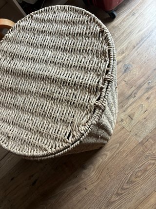 Cesto de mimbre beige con tapa