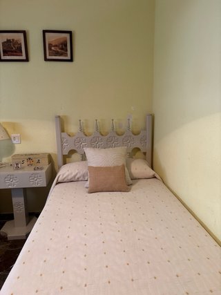 Camas de 90cm con mesilla, cabeceros y pieceros.