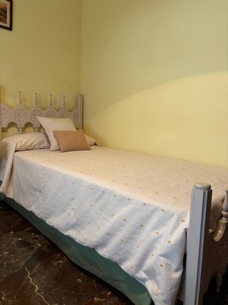 Camas de 90cm con mesilla, cabeceros y pieceros.