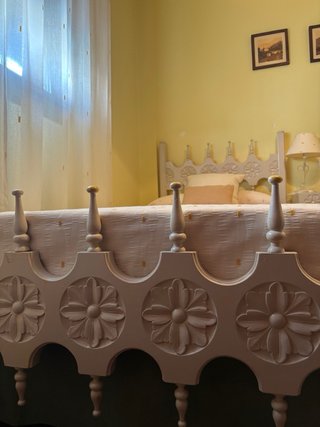 Camas de 90cm con mesilla, cabeceros y pieceros.