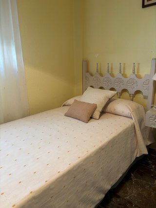 Camas de 90cm con mesilla, cabeceros y pieceros.