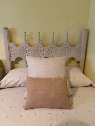 Camas de 90cm con mesilla, cabeceros y pieceros.