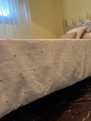 Camas de 90cm con mesilla, cabeceros y pieceros.
