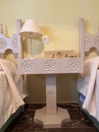 Camas de 90cm con mesilla, cabeceros y pieceros.