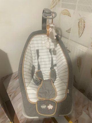 Hamaca para bebé gris con rayas marca ingeniuty