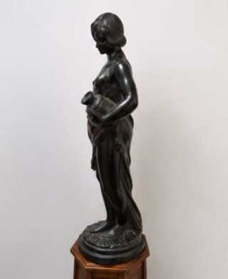 Figura decorativa mujer con jarrón