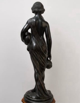 Figura decorativa mujer con jarrón