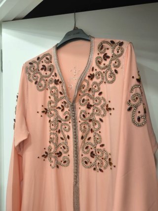 Caftán rosa de lujo con pedrería