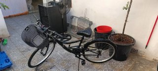 Bicicleta de paseo negra con cesta