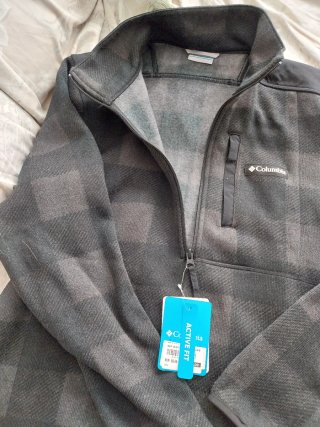 Sudadera Columbia gris y negro con etiquetas