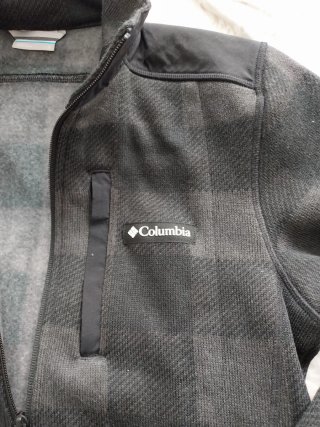 Sudadera Columbia gris y negro con etiquetas