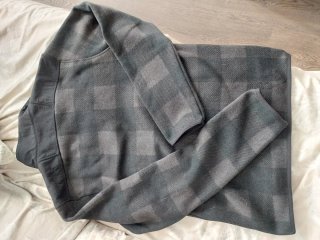 Sudadera Columbia gris y negro con etiquetas