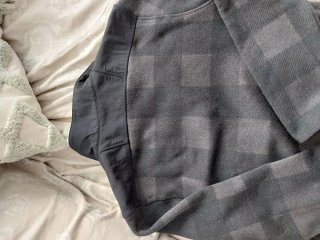 Sudadera Columbia gris y negro con etiquetas