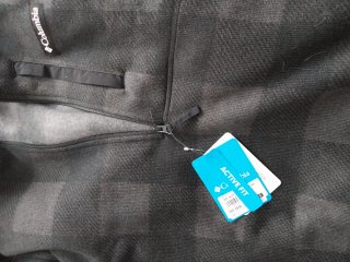 Sudadera Columbia gris y negro con etiquetas