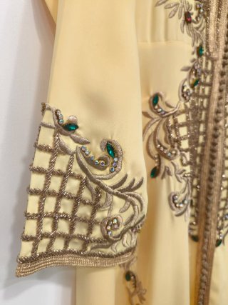 Caftán de lujo amarillo bordado dorado