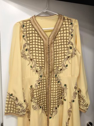 Caftán de lujo amarillo bordado dorado