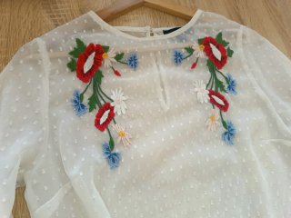 Blusa blanca bordada talla M