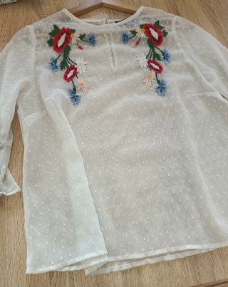 Blusa blanca bordada talla M