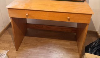 Escritorio de madera con cajones
