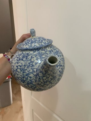 Tetera inglesa antigua azul y blanca