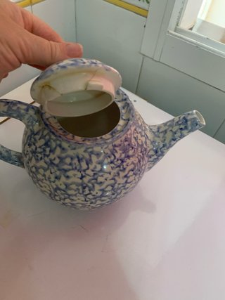 Tetera inglesa antigua azul y blanca