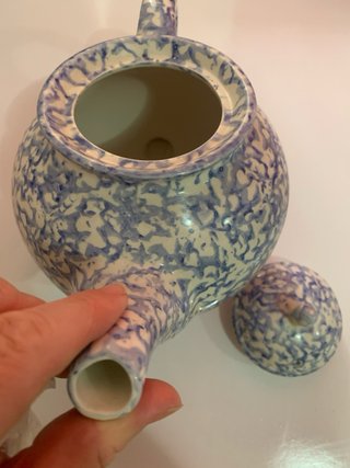 Tetera inglesa antigua azul y blanca