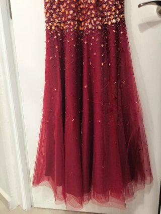 Vestido fiesta pedrería oro y rojo