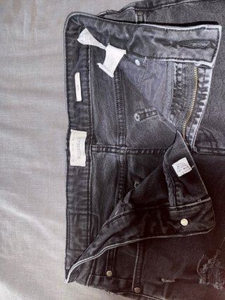 Pantalón vaquero negro desgastado