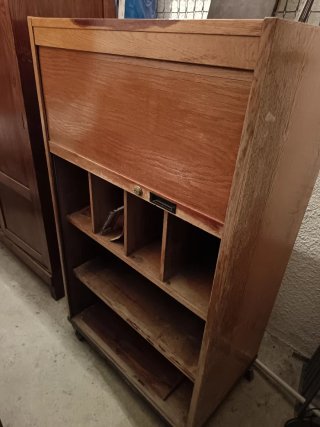 Mueble vintage oficina estantería con persiana