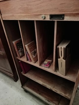Mueble vintage oficina estantería con persiana