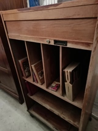 Mueble vintage oficina estantería con persiana