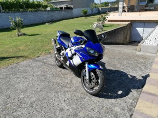 Yamaha R6 Azul y Blanca