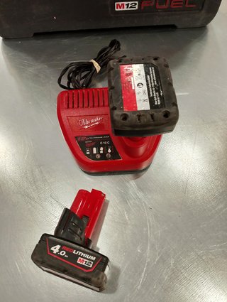 TALADRO Y TALADRO PERCUTOR MILKAUKEE M12 FUEL + 2 BAT + CARGADOR + MALETIN