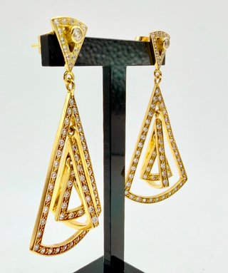 PENDIENTES TRIANGULARES CON PIEDRA ORO 18K.P10.76