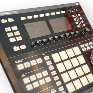 CAJA DE RITMOS  MASCHINE STUDIO CON CARGADOR