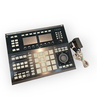 CAJA DE RITMOS  MASCHINE STUDIO CON CARGADOR