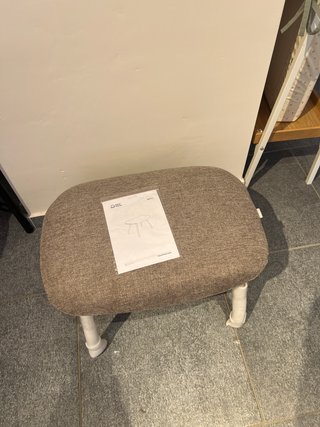 Poggiapiedi Belina ciniglia beige e acciaio