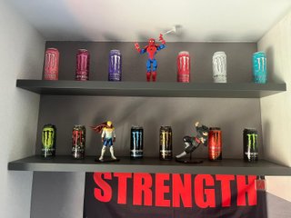 Collezione di lattine Monster Energy vuote