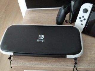 Nintendo Switch OLED con mando y funda