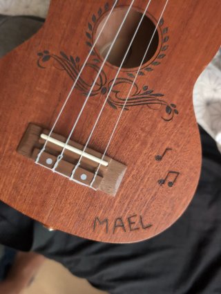 Ukelele soprano Bones SP 2205 con funda