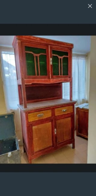 Alacena de madera con puertas de cristal